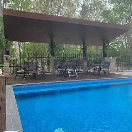 Διαμέρισμα Park And Pool